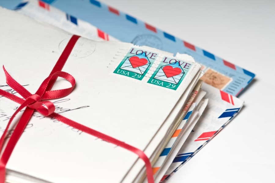 PICS: These French Love Notes Between Two Strangers Are Incredible