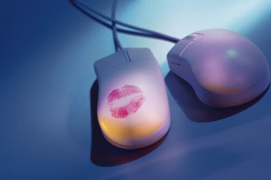 “No I Love You More!” The App That Could End Those Awkward Facebook PDAs