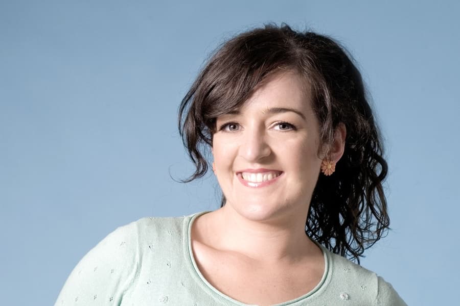 INTERVIEW: Maeve Higgins Talks Stealing Men, Working with Her Sister and Imitating Eddie Hobbs