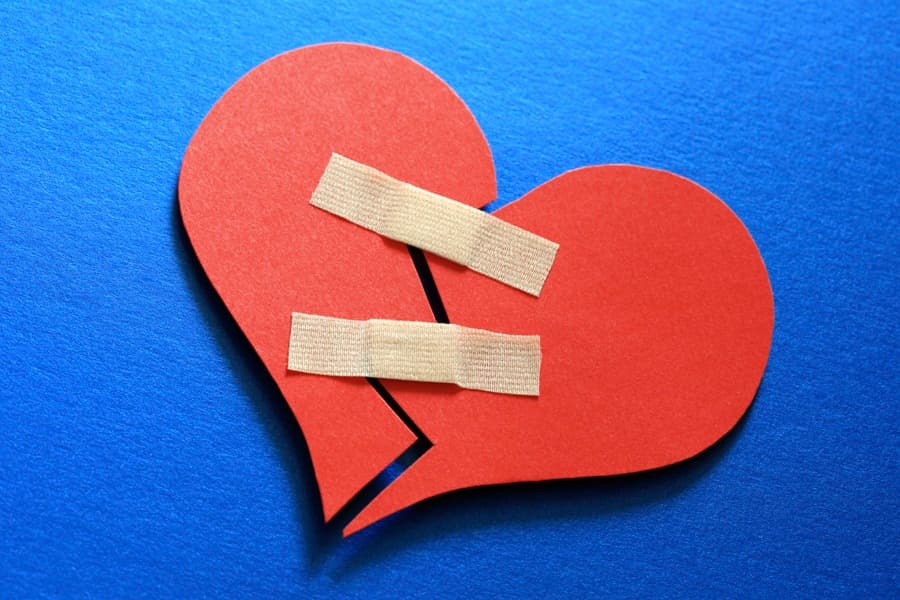 In The Dog House: Which Celeb Didn’t Buy His Lady a Present For Valentine’s Day?