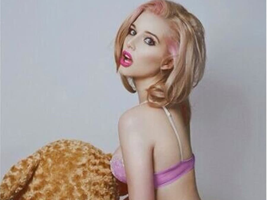 Slow Down Flanagan! Helen Posts Her Raunchiest Photos Yet