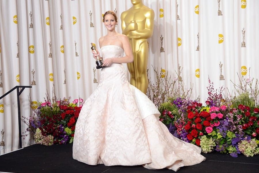 “You’re Only Standing Up ‘Cause I Fell Over!” Jennifer Lawrence Takes A Tumble At Last Night’s Oscars