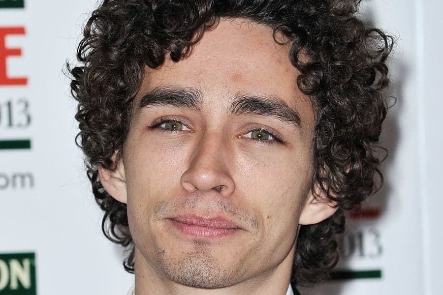 Darren’s Making a Dallas-Style Comeback? Robert Sheehan Talks About Love/Hate Return!