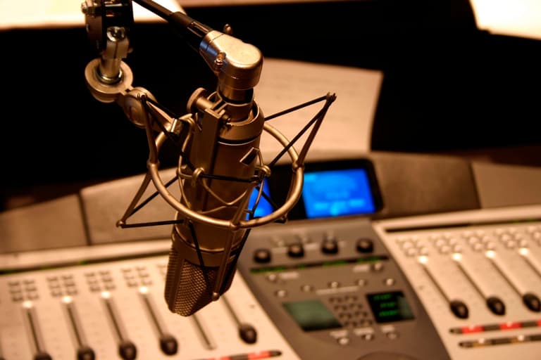 Irish Man Admits to Cheating Live on Radio… Then His Wife’s Friend Calls In