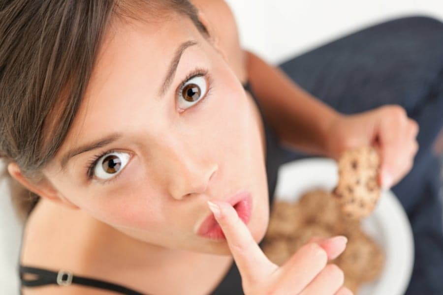 Women Who Diet Feel More Guilty… But Are Not Eating Any Less