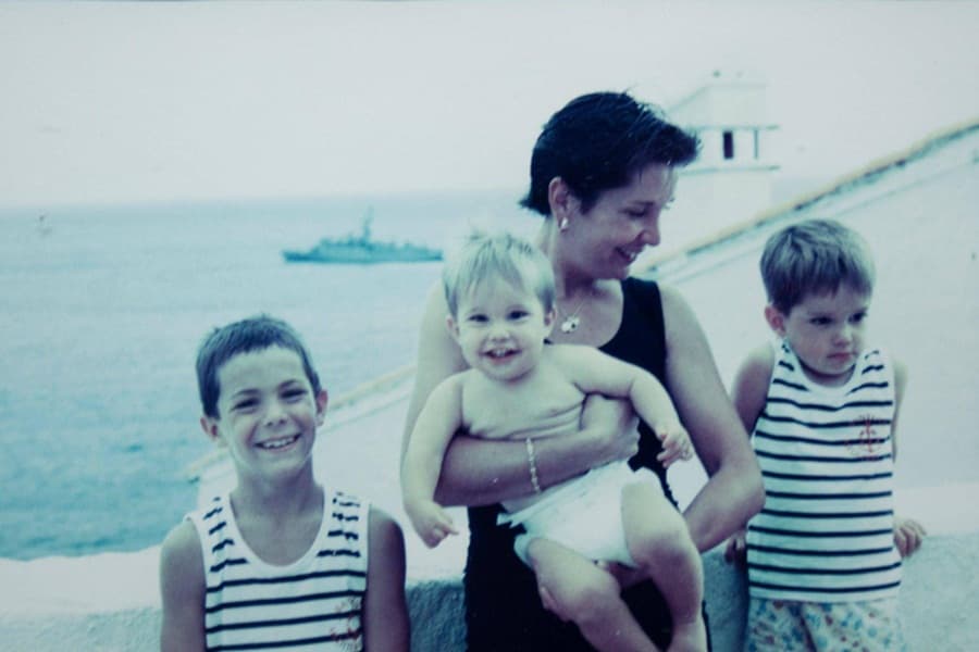 Classic Memories With A Modern Twist: Amazing Family Photo Takes The Internet By Storm