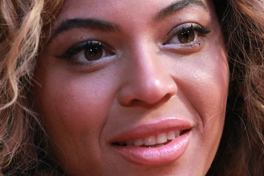 “I Don’t Think She Brings Anything To It” – Mitch Winehouse Isn’t Impressed With Beyoncé’s Cover of Back To Black