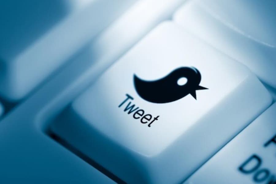 Kiss, Kiss: Hollywood Actor Learns All About Getting The Shift On Twitter