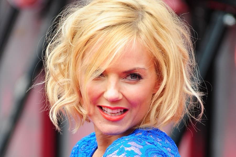 VIDEO: Geri Halliwell Does Dare And Sings For Old Men In Pub – But None Of Them Care