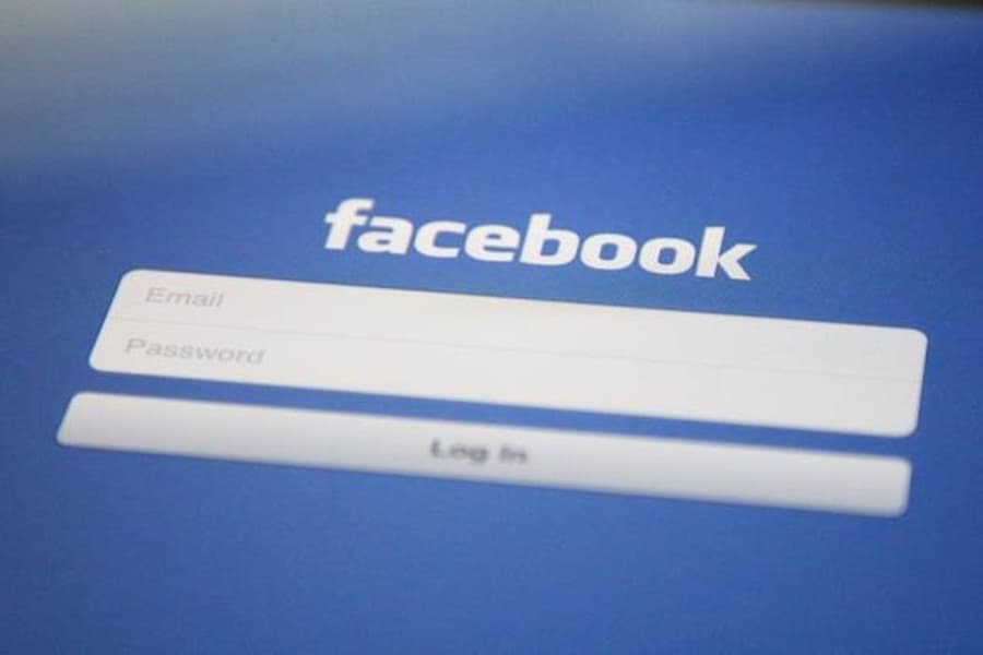 Time For A Profile Edit: How Facebook Is Telling The World About Your Past Relationships