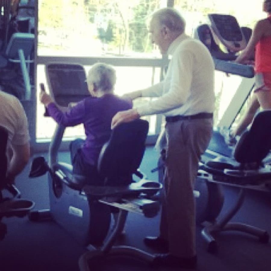 Now THAT’S True Love: Touching Image of Elderly Couple Goes Viral