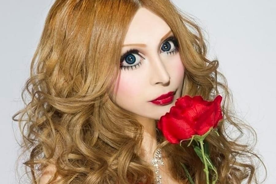 Nip/Tuck: This Woman Won’t Stop Getting Plastic Surgery Until She Looks Like A Living Doll…