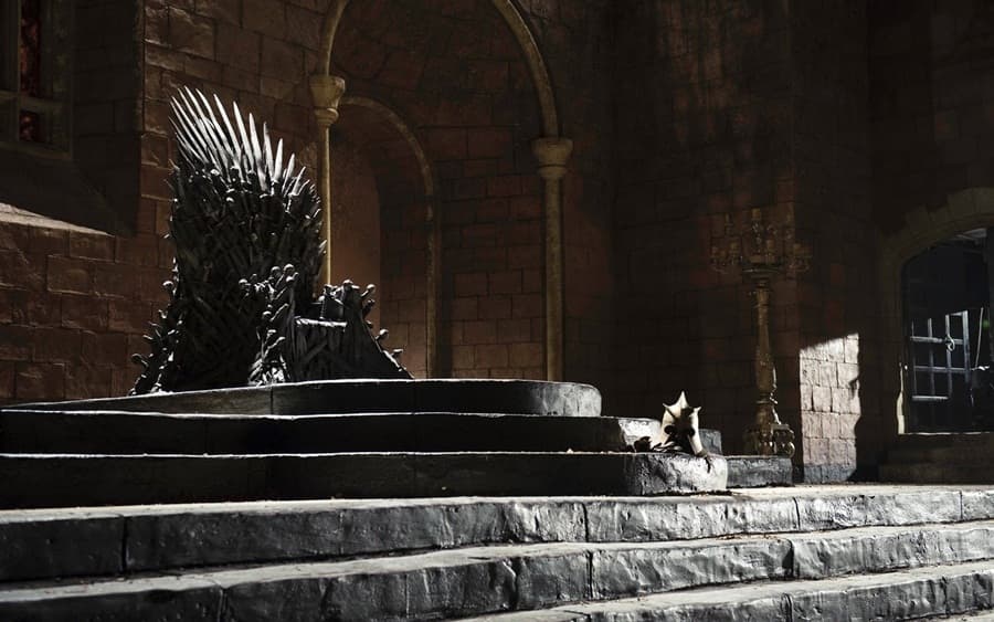 Battles, Backstabbing & Beautiful Men: 7 Reasons Why You Need To Start Watching Game Of Thrones