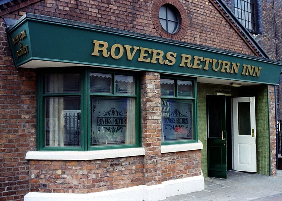 PHOTO: TV Funnyman Takes To Corrie’s Cobbled Streets For A Cameo