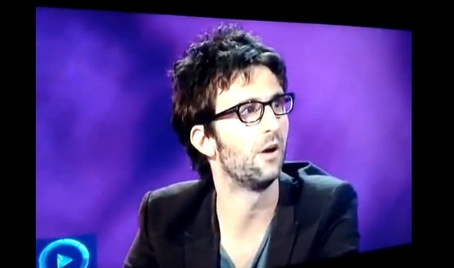 VIDEO: Caught Red-Handed! Guy In “Apprentice You’re Fired!” Audience Checks His Neighbour Out