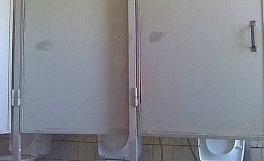 PICTURE: The Worst Toilet Cubicle Doors Ever… Just Don’t Make Eye Contact