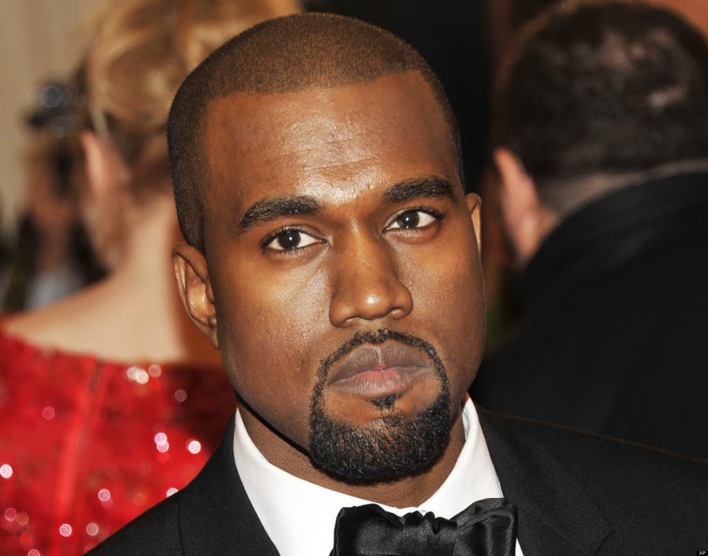 These Kanye West Selfies From Sunday’s Super Bowl Are Pretty Epic