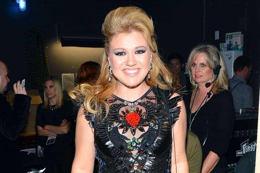 PICTURE – Kelly Clarkson Tweets Photo From Her “Engagement Shoot”