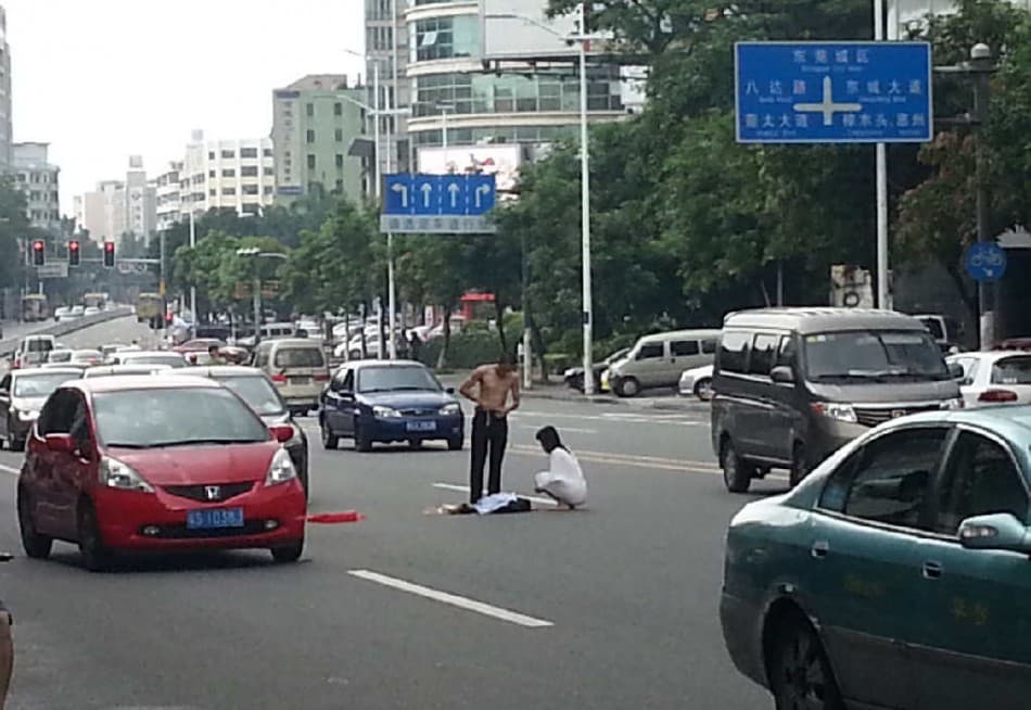 NSFW – Forget Bare Knuckle Fighting… This Couple Bare It All In A Blazing Row, On A Busy Public Road