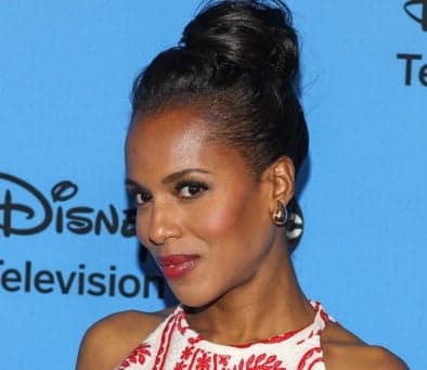 Photo: Top Actress Shows-Off Wedding Ring for the First Time