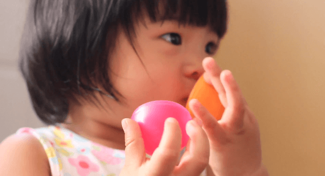 Video: “What Does a Cow Say?” – Dad Discovers Unusual Way to Stop His Daughter Crying
