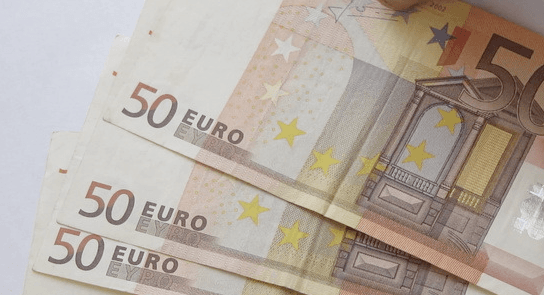 VIDEO: Good Day in Galway? Man Uses a €50 Note to Wipe His Face