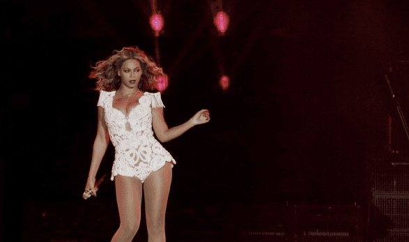 VIDEO: No Diva! Beyonce Gets Pulled Off Stage at a Gig – Handles it Like the Pro She Is