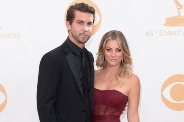 PICTURE – Kaley Cuoco Flashes An Engagement Ring On Set