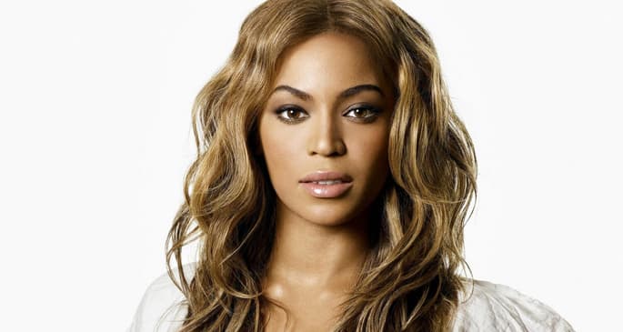 PICTURE: We Can See Your Halo – Beyoncé Holds Her Little Queen Bee In Cute Halloween Snap
