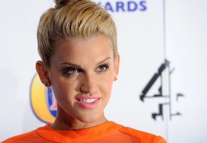 “Glamor Shots” – Singer Shares Childhood Snap