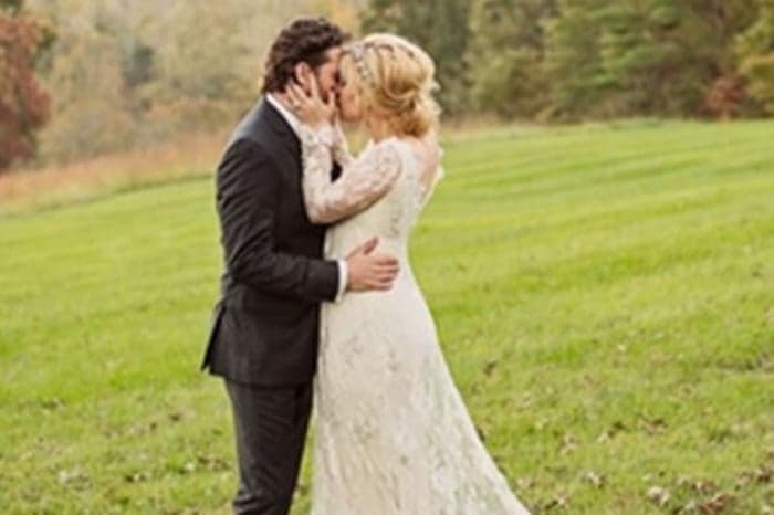 Pop Star Confirms Pregnancy on Twitter