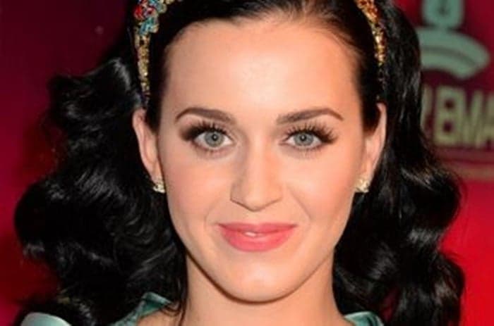 Katy Perry Engaged? Singer Wears Sparkler On Red Carpet!