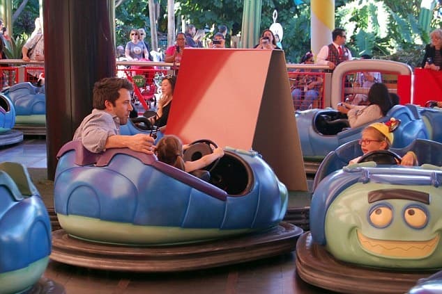 PICTURE – Oh Just Ben Affleck, Hanging Out In Disneyland With His Daughters