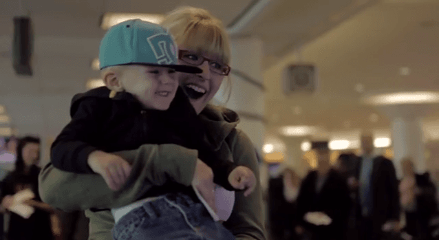 Watch: Santa Brightens Up Airport Commuters with a Christmas Experience Like no Other