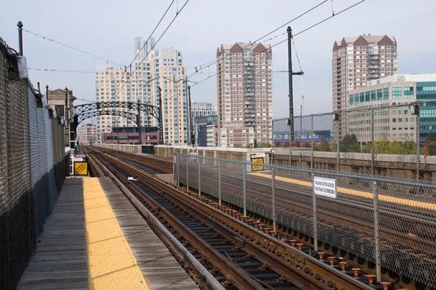 PIC: Comfy Commute – Irish Lad Sorts Seating Issue On Boston Train By Bringing His Own Armchair