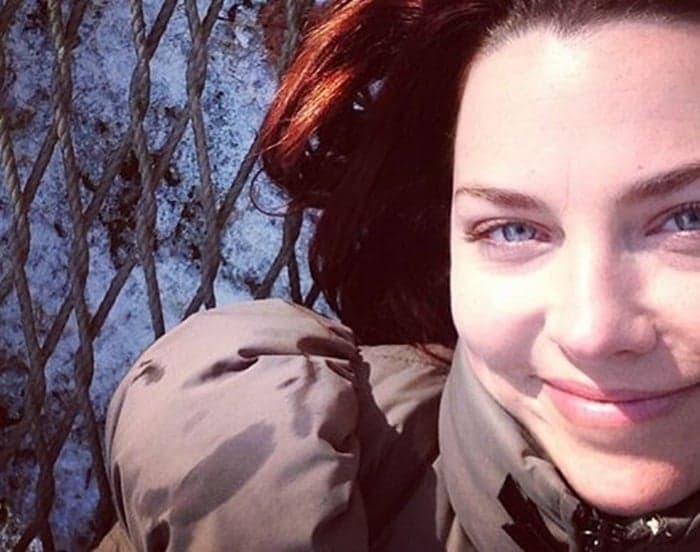 “I’m So Happy” – Singer Announces Pregnancy on Twitter