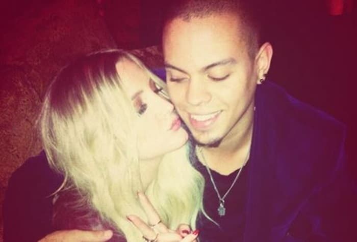 “Hallelujah Hawaii” – Singer and Actor Announce Engagement on Twitter