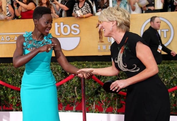 PICTURE – Emma Thompson Shows Us How To Really Commit To A Photobomb