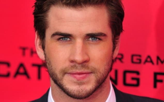 Liam Hemsworth Just Pulled Off A Pretty Epic Photobomb Liam Hemsworth Just Pulled Off A Pretty Epic Photobomb