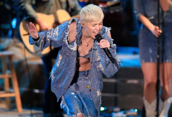 The Show Must Go Thong – Miley Takes To The Stage in Her Underwear