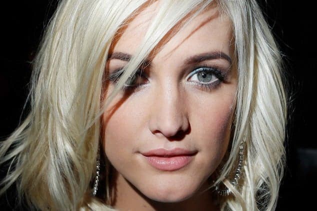 He Makes Her Wanta LaLa – Ashlee Simpson Takes Gatsby Inspired Snap of Engagement Party