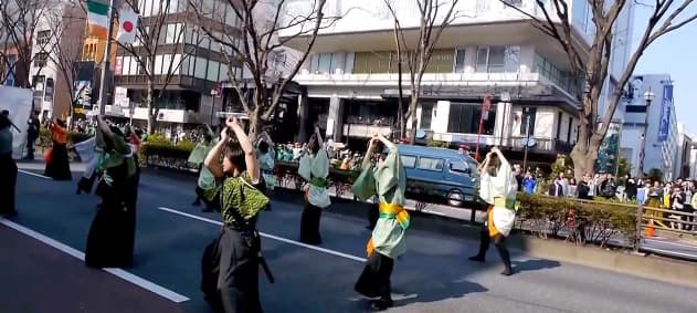 VIDEO: Irishman With a Hurley Makes Hilarious Appearance at Tokyo’s St Patrick’s Day Parade
