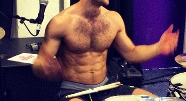 PICTURE: Boy Band Star Shows Off Buff Bod