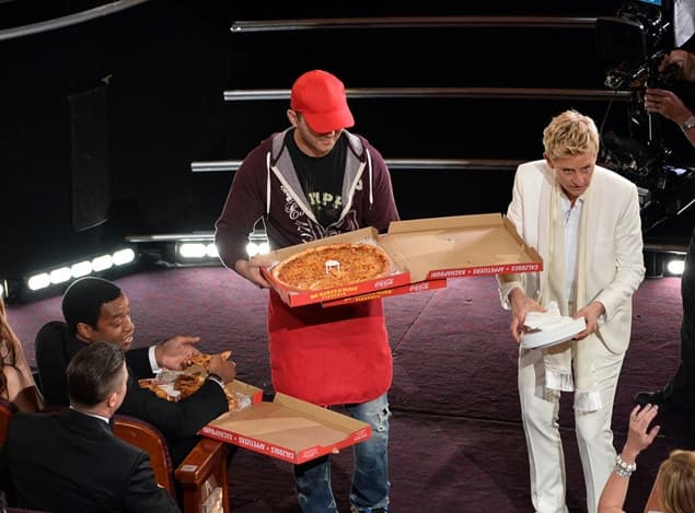 PICTURE – Mamma Mia! Meryl Shows Everyone How To Really Tuck Into A Pizza