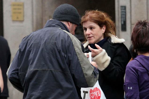 ‘Homeless’ Gere Touched By Lady Who Tries To Feed Him On Set