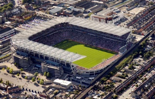 VIDEO: Couple Shows Off Some Epic Dance Moves in the Crowd at Croker