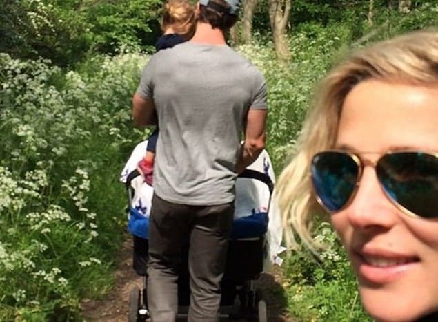 “Wonderful Family Day!!” Elsa Pataky And Chris Hemsworth Enjoy Day Out With Twins