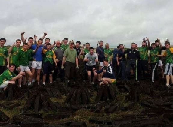 Actual Legends – GAA Team Stop Off to Give Helping Hand to Farmer Turning Turf in Galway