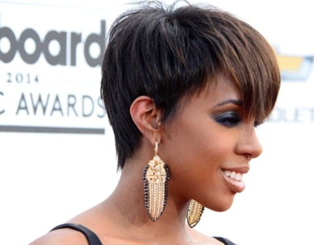 Kelly Rowland Shows Off Baby Bump On Beach