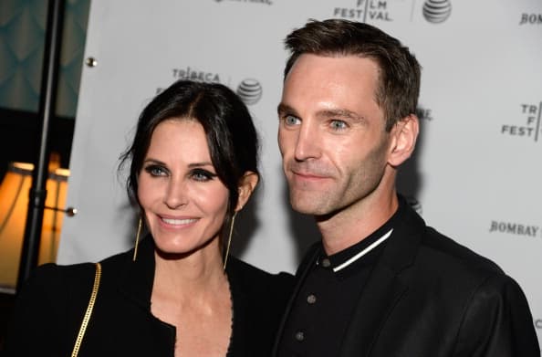 VIDEO: Johnny McDaid And Courteney Cox Pop Into Derry Jewellers